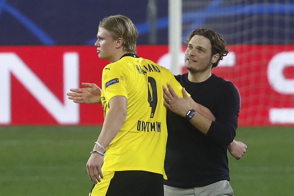 足球报：国足战澳大利亚有必要征召一名中后卫，双后腰是个选择.